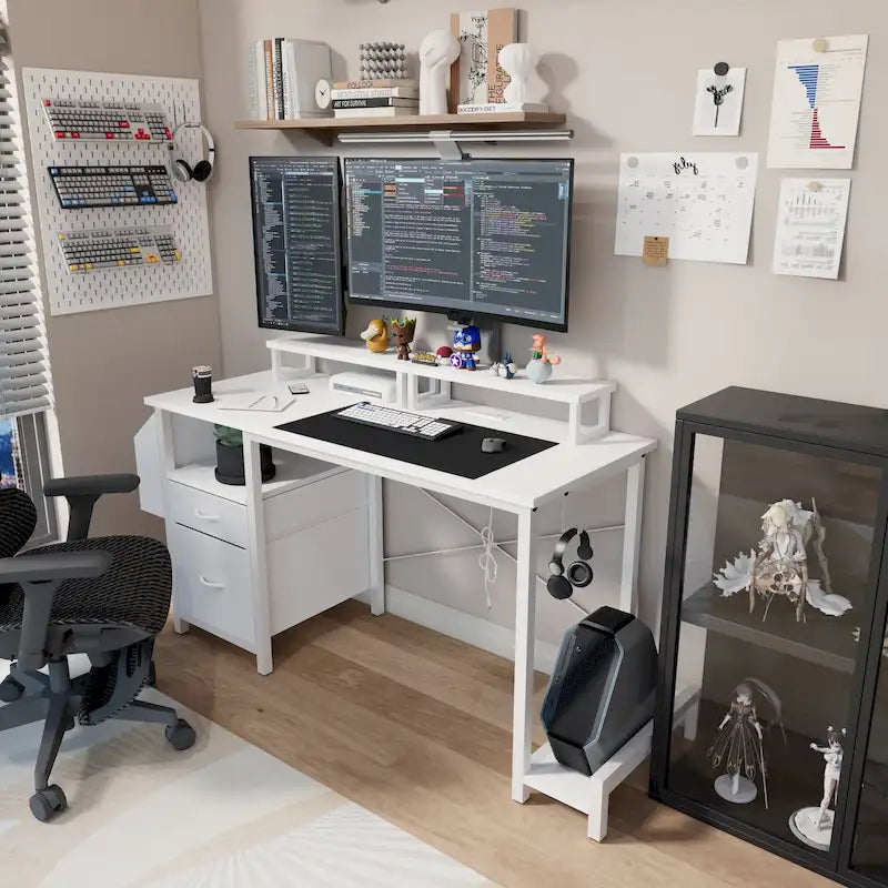Bureau d'ordinateur moderne avec multiprise, supports pour deux moniteurs et 2 tiroirs pour le bureau à domicile ou l'organisation d'études