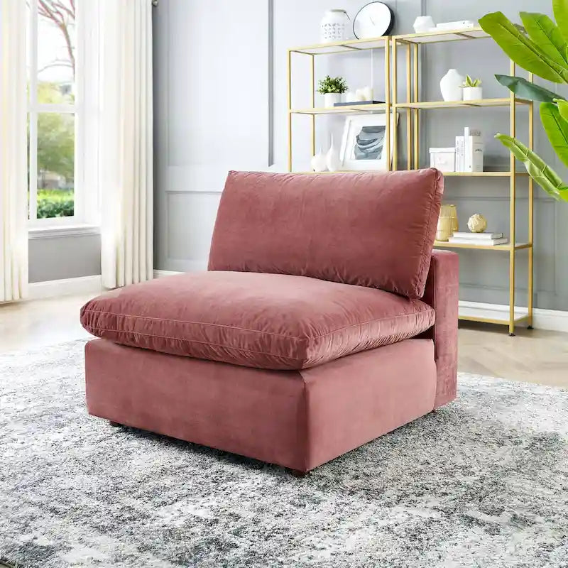 Fauteuil sans accoudoirs en velours haute performance garni de duvet et surpiqué