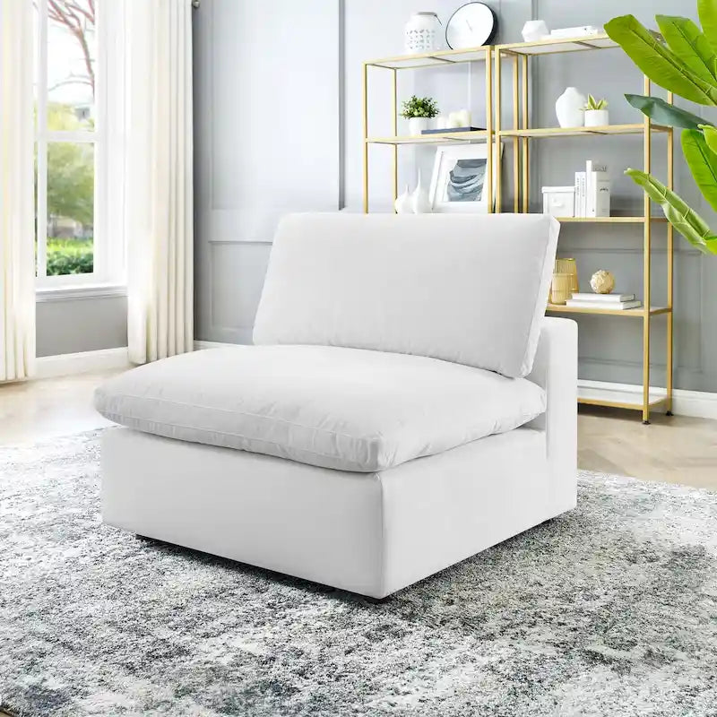 Fauteuil sans accoudoirs en velours haute performance garni de duvet et surpiqué