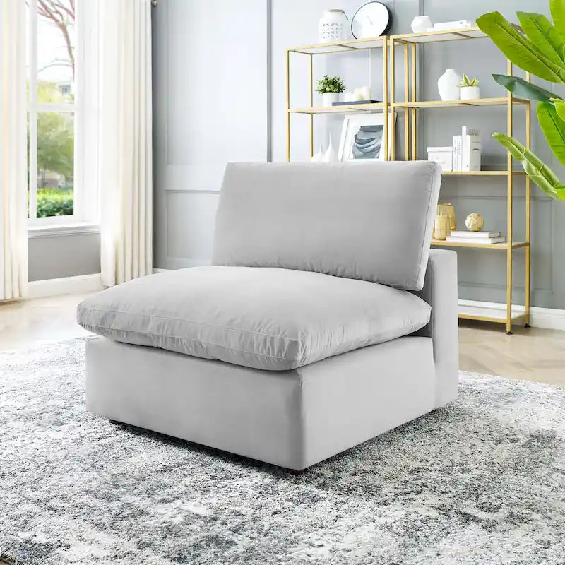 Fauteuil sans accoudoirs en velours haute performance garni de duvet et surpiqué