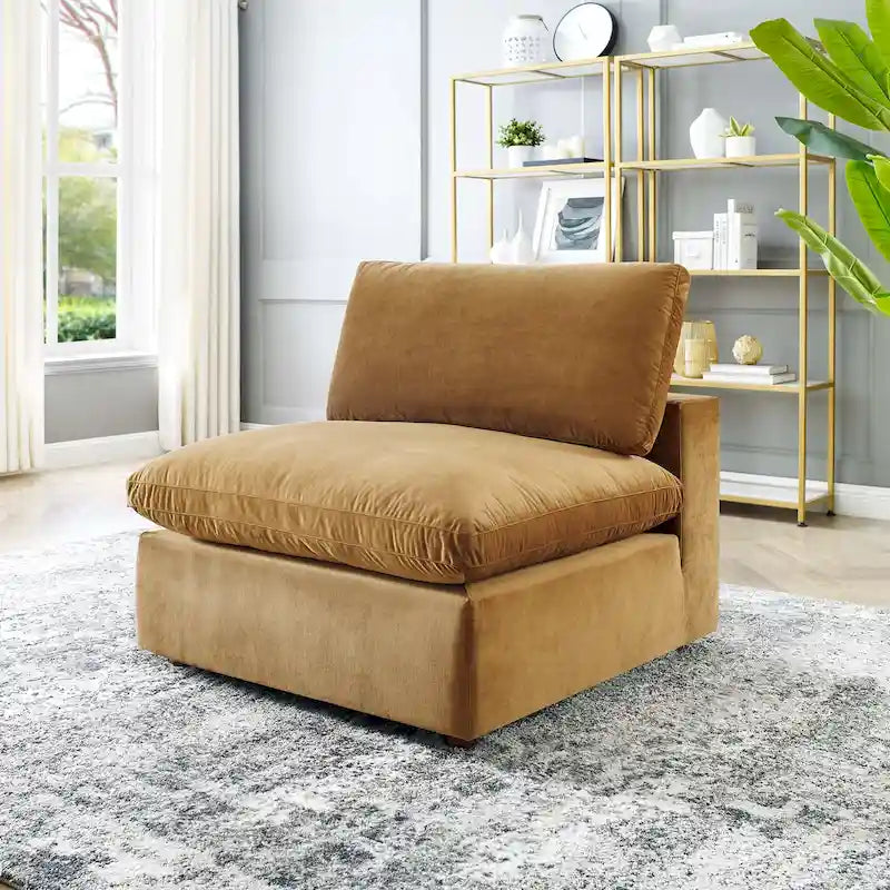 Fauteuil sans accoudoirs en velours haute performance garni de duvet et surpiqué