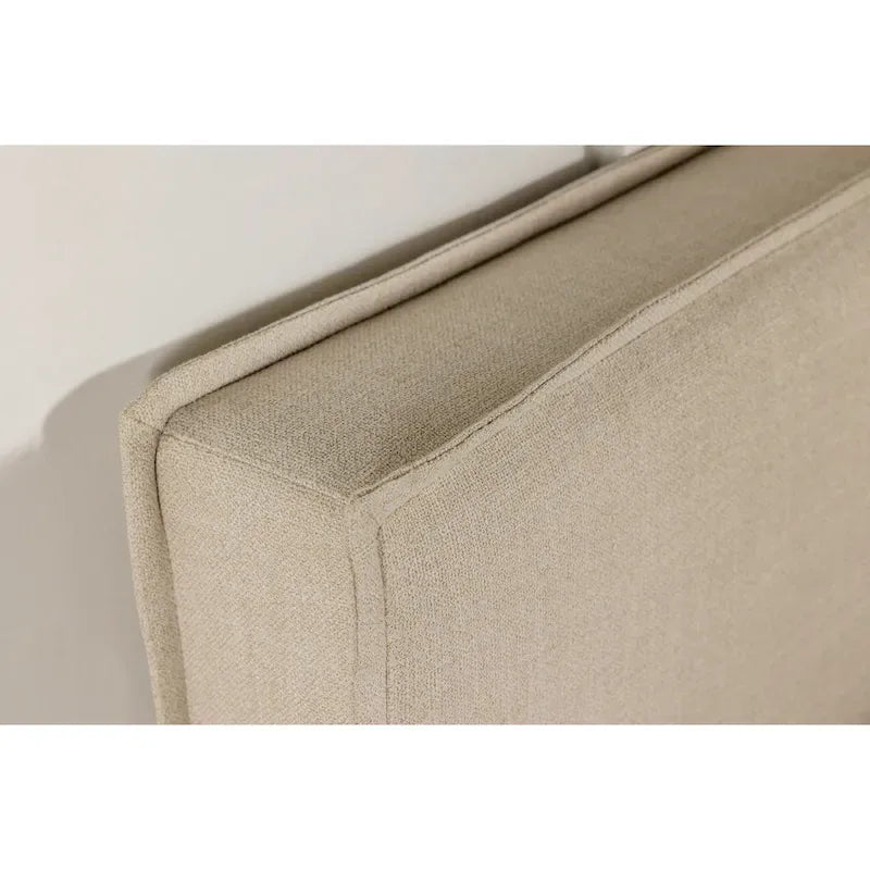 Tête de lit tapissée couleur sable avec détails à bride